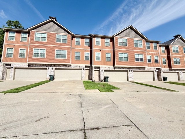 Fayetteville Townhome: 287 S Breakwater Ln