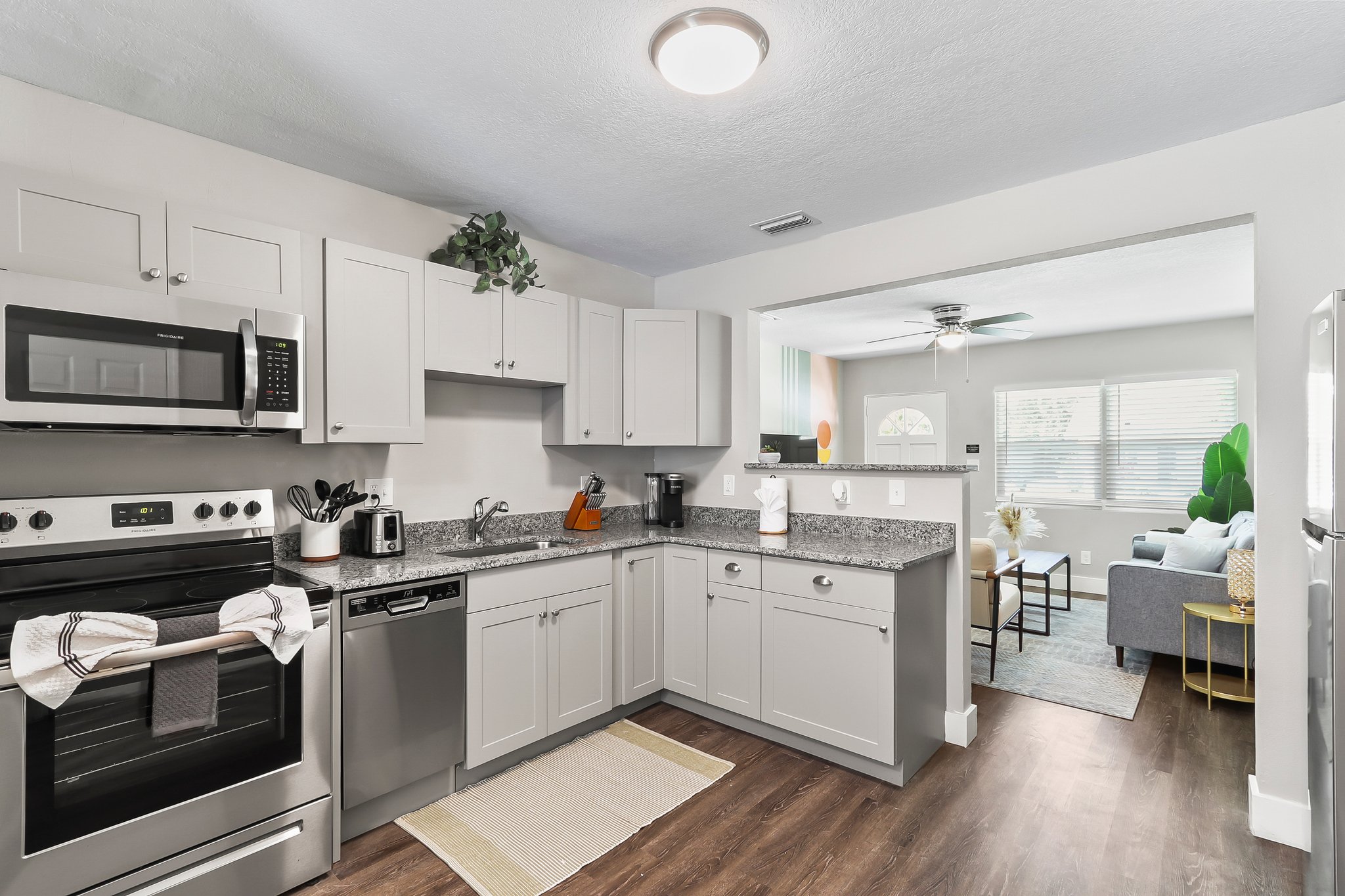 Saint Petersburg House: 1035 Queen St N