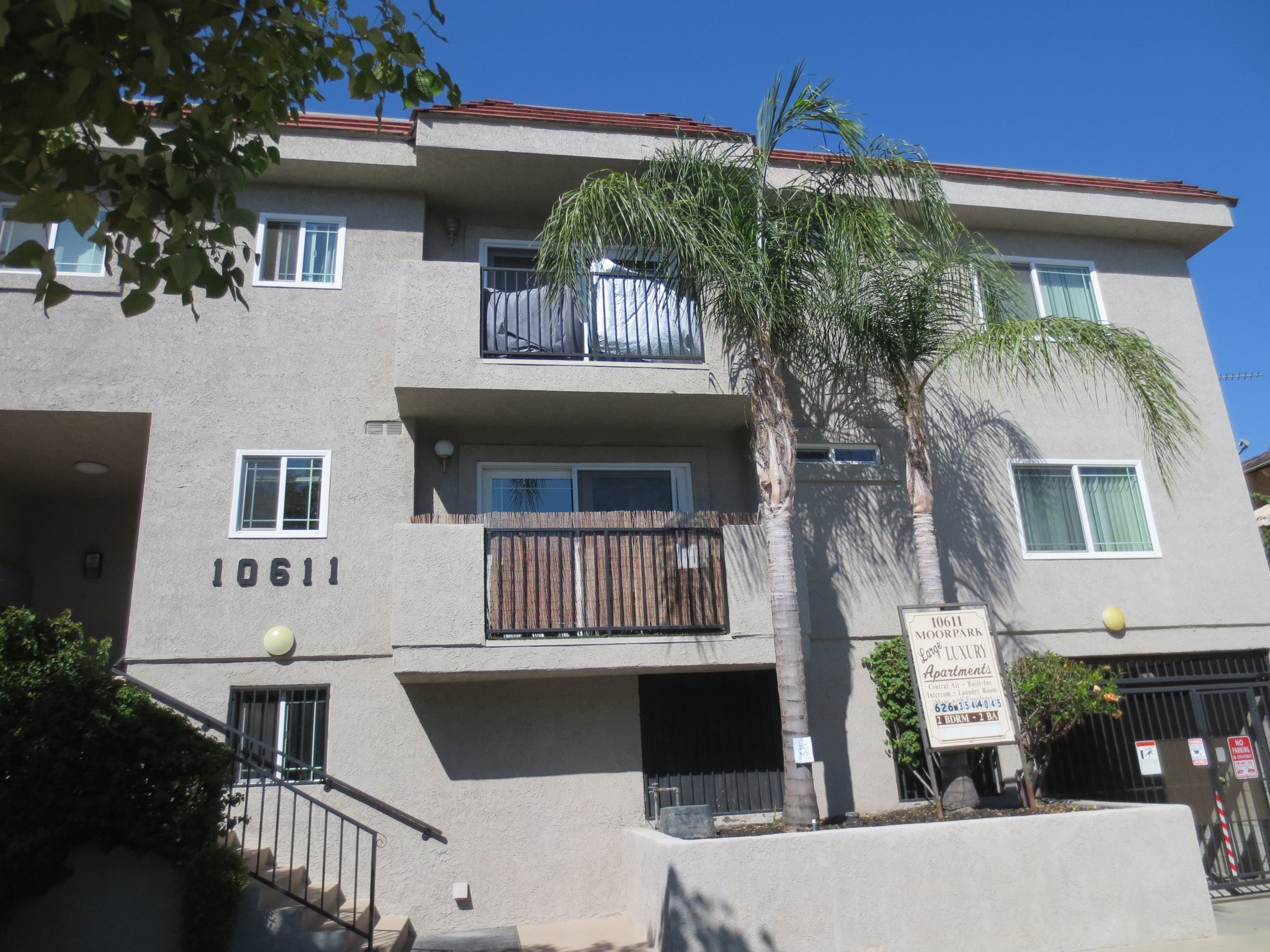 North Hollywood Apartment: 10611 Moorpark Street