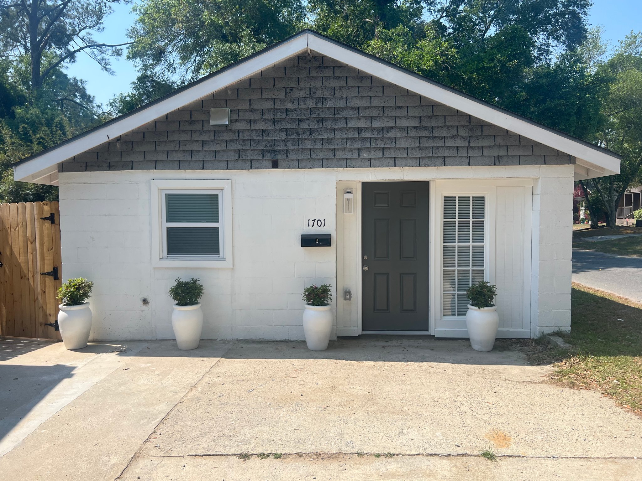 Savannah House: 1701B E 39th Street