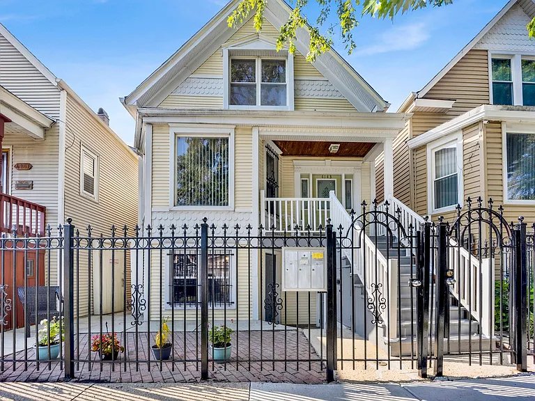 Chicago House: 4143 W Roscoe St