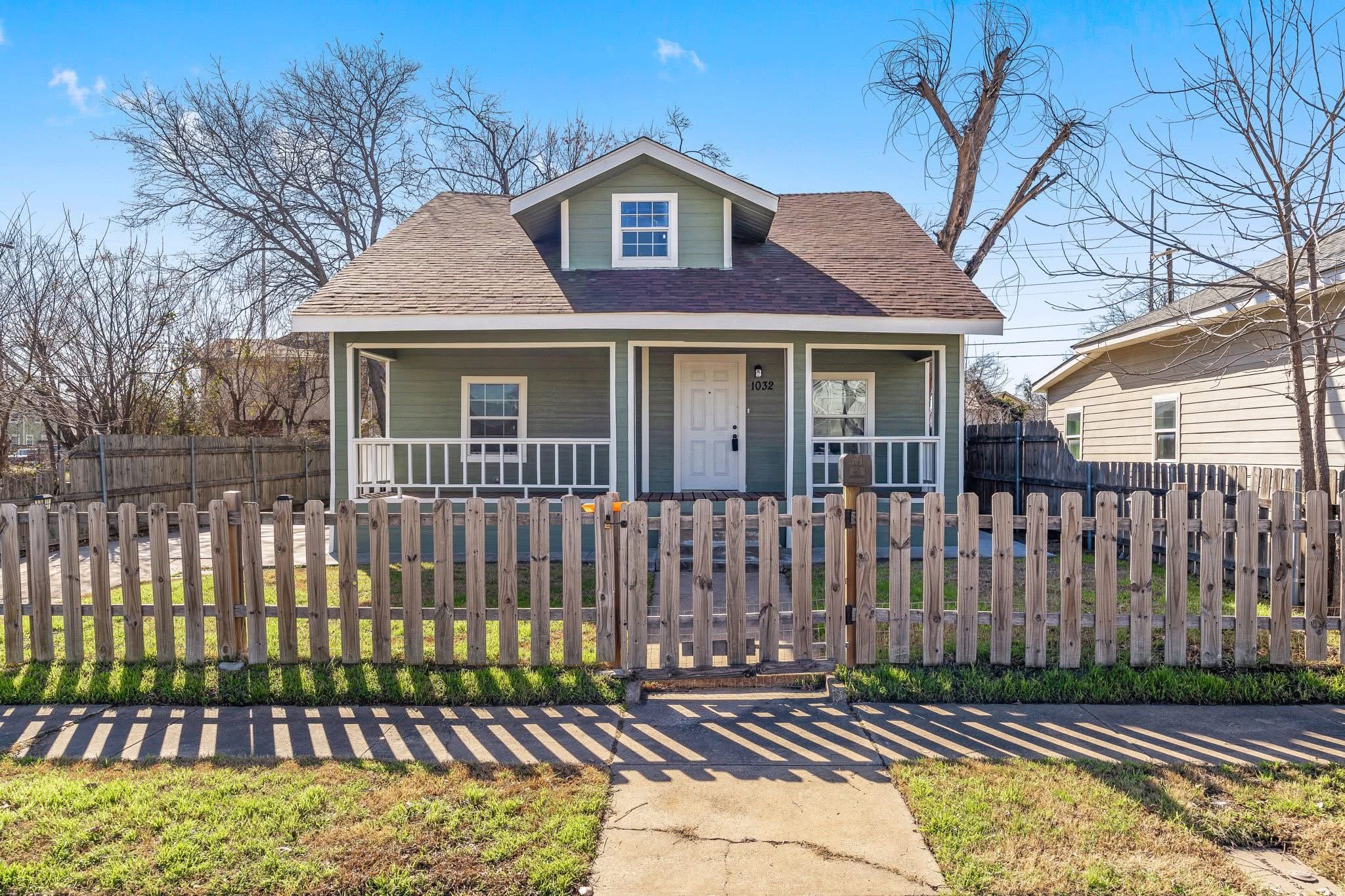 Fort Worth House: 1032 E Tucker St