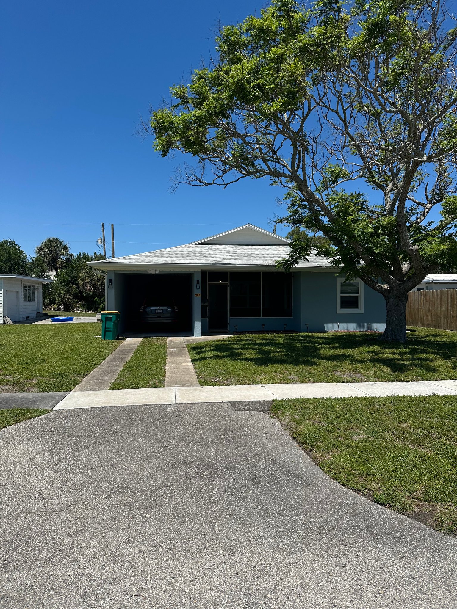 Melbourne House: 204 E Avenue C