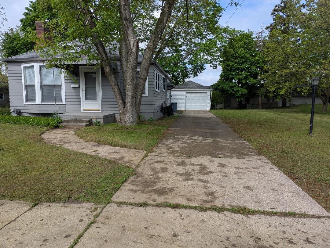 Saginaw House: 2121 Brenner St