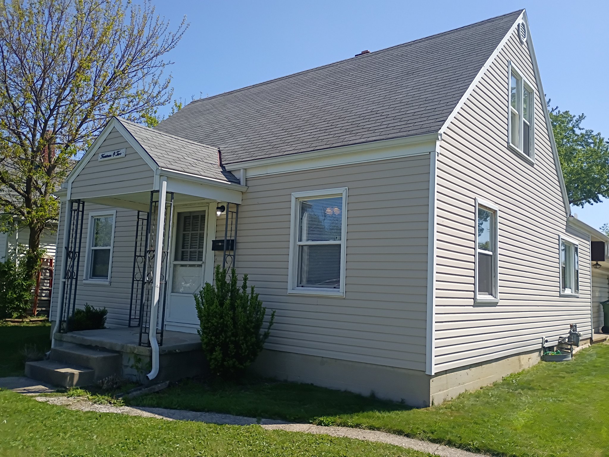 Sidney House: 1402 N Main Ave