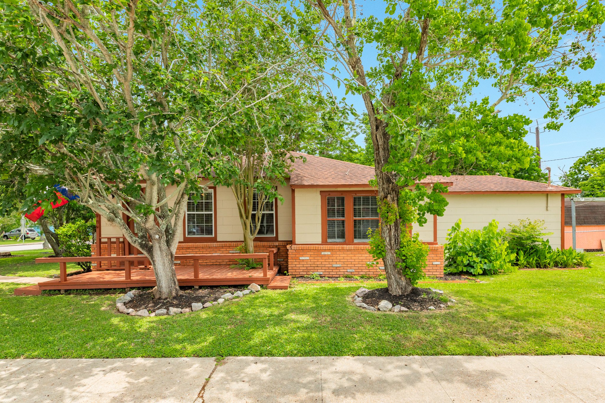 Freeport House: 1331 W 8th St