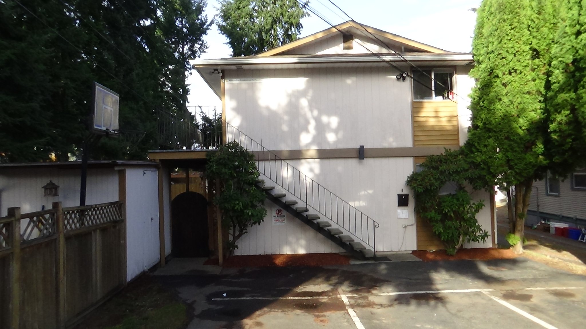 Everett House: 6321 Broadway Ave,