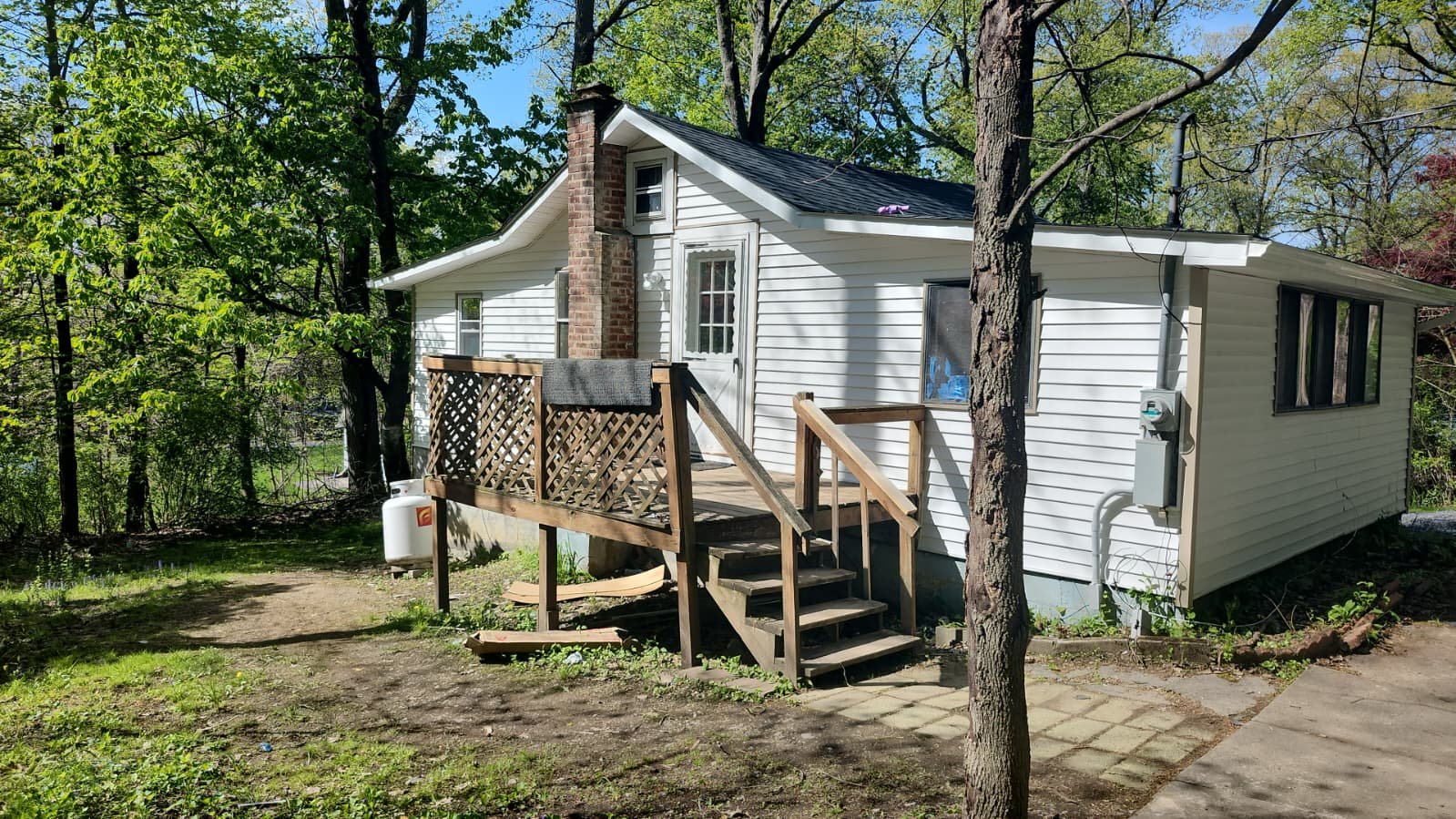 Monroe House: 14 Woodland Cir south