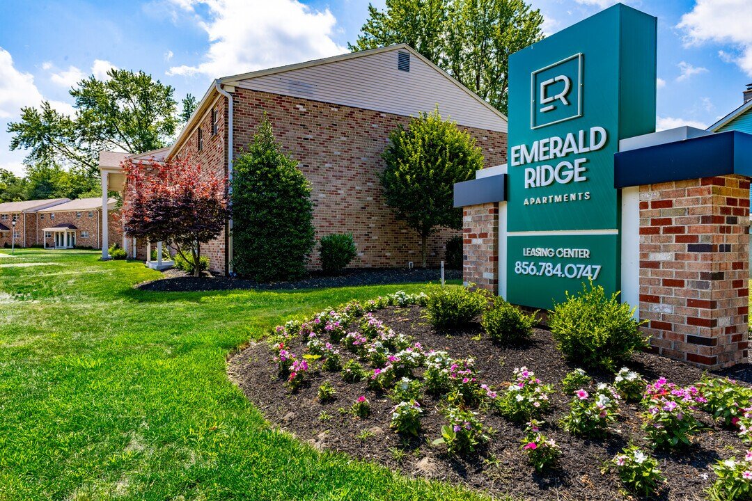 Clementon Townhome: 101 E Gibbsboro Rd, Clementon, NJ 08021