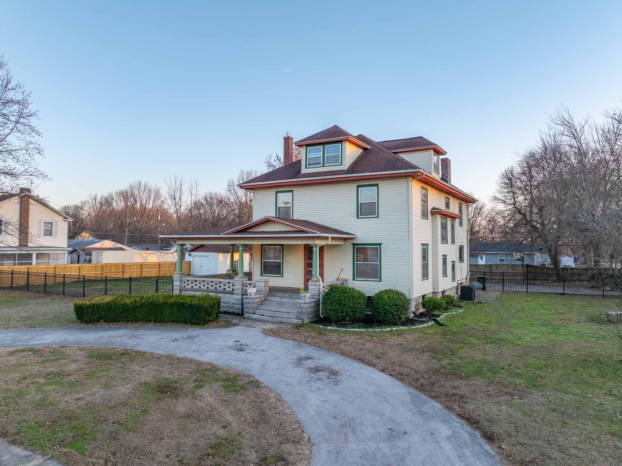 Ash Grove House: 501 E. Walker St.