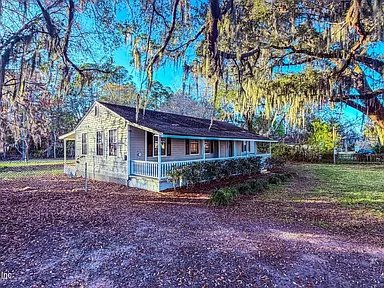 Jacksonville House: 13828 Woodland Dr