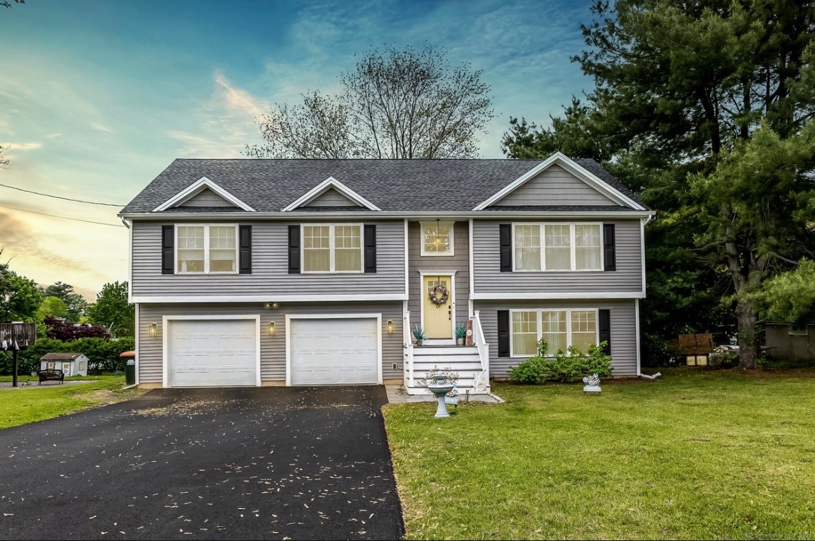 Southington House: 20 Jeffrey Ln