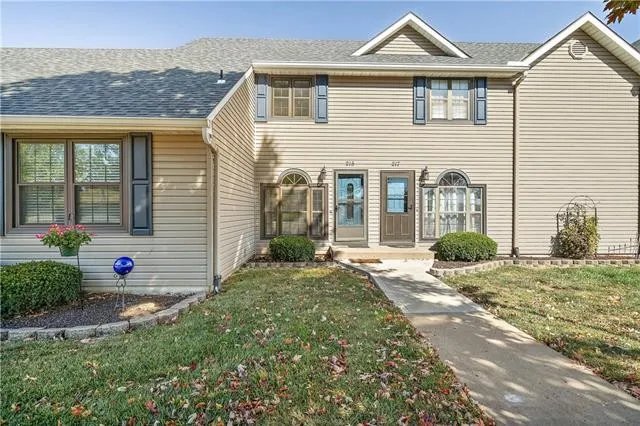 Smithville Townhome: 215 Stonebridge Ln