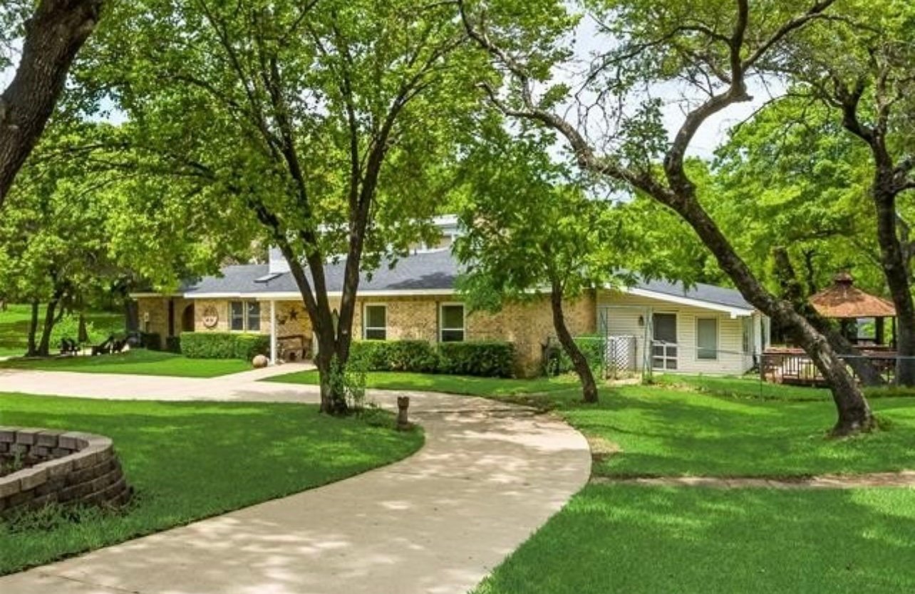 Dallas House: 6049 W Redbird Ln.
