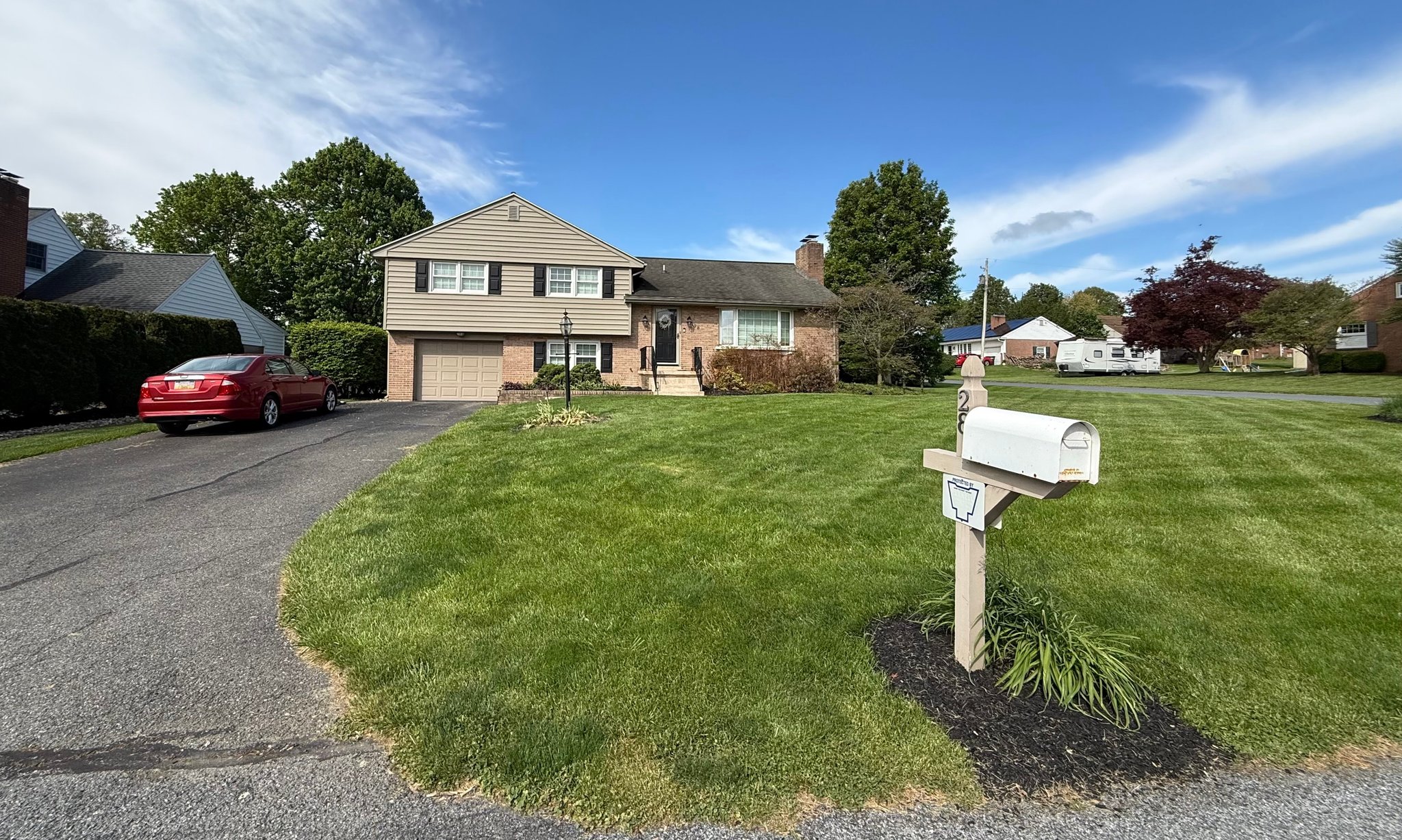 Lancaster House: 28 Glendale Dr