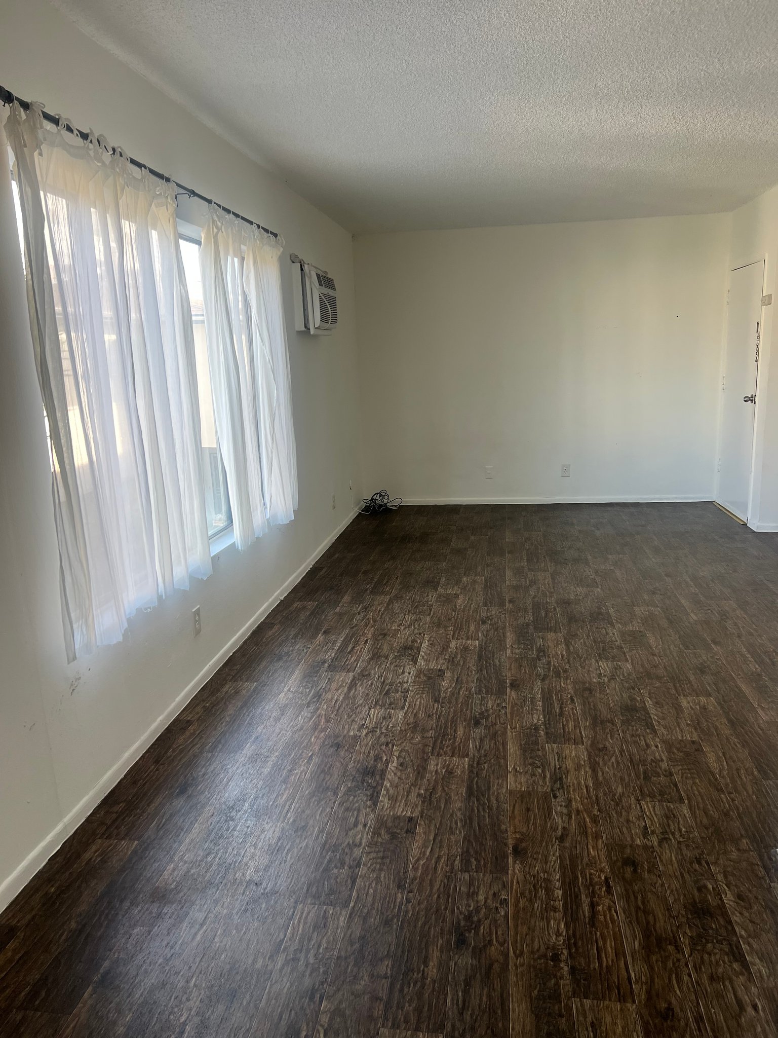 Los Angeles Apartment: 3755 Vinton Ave