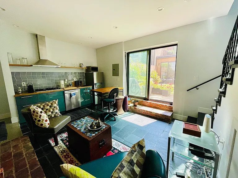 Washington Townhome: 211 10th St SE