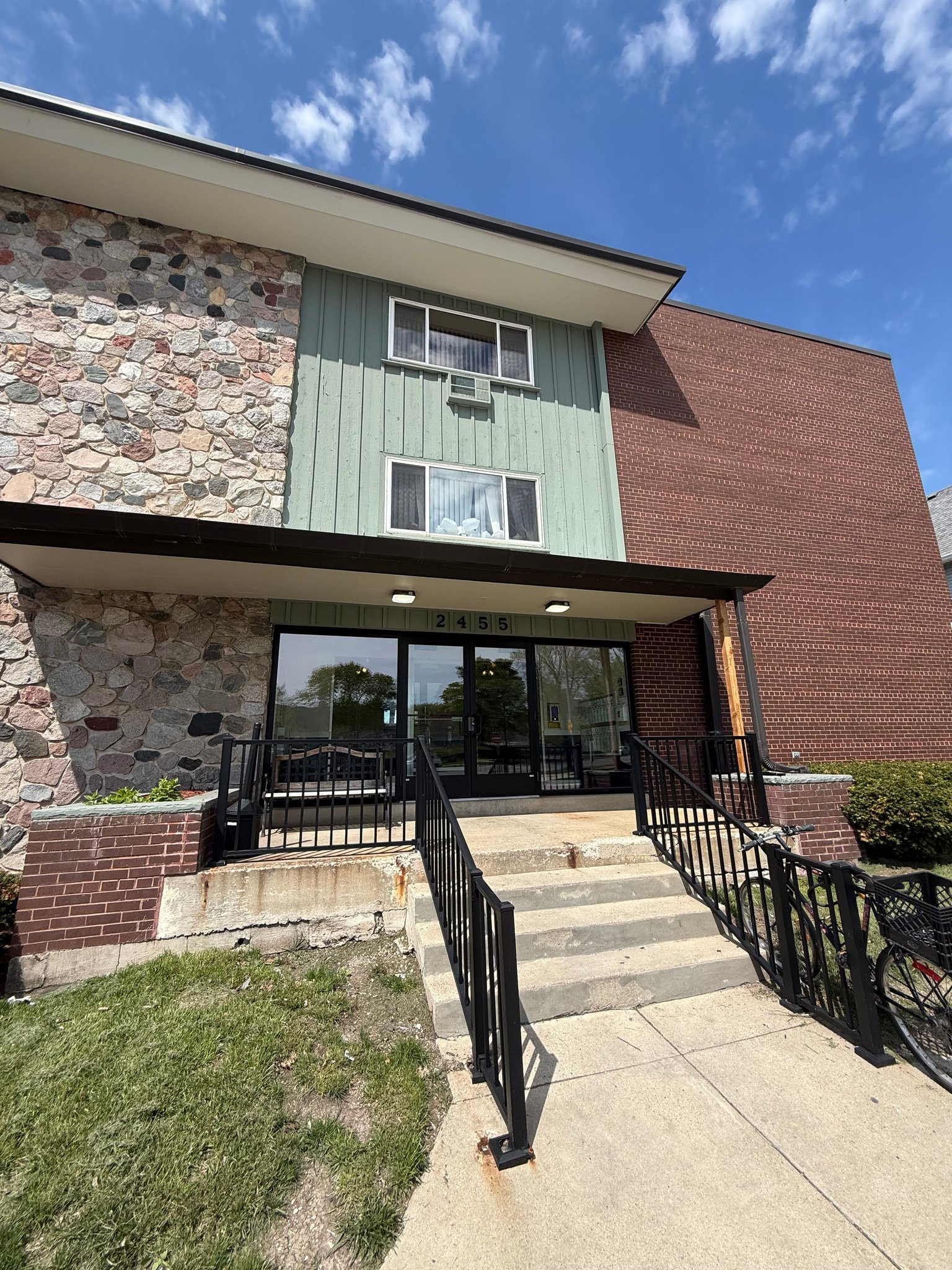 MILWAUKEE Apartment: 2455 N Maryland Ave