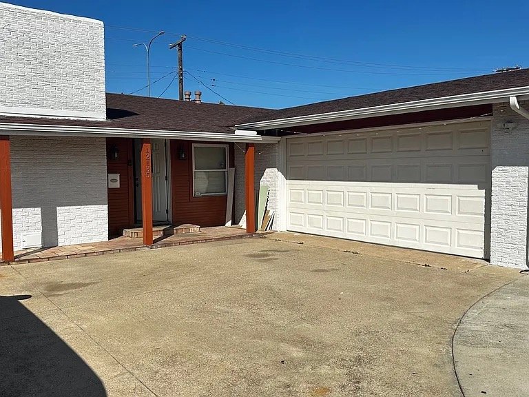 Richton Park House: 5265 Arquilla Dr
