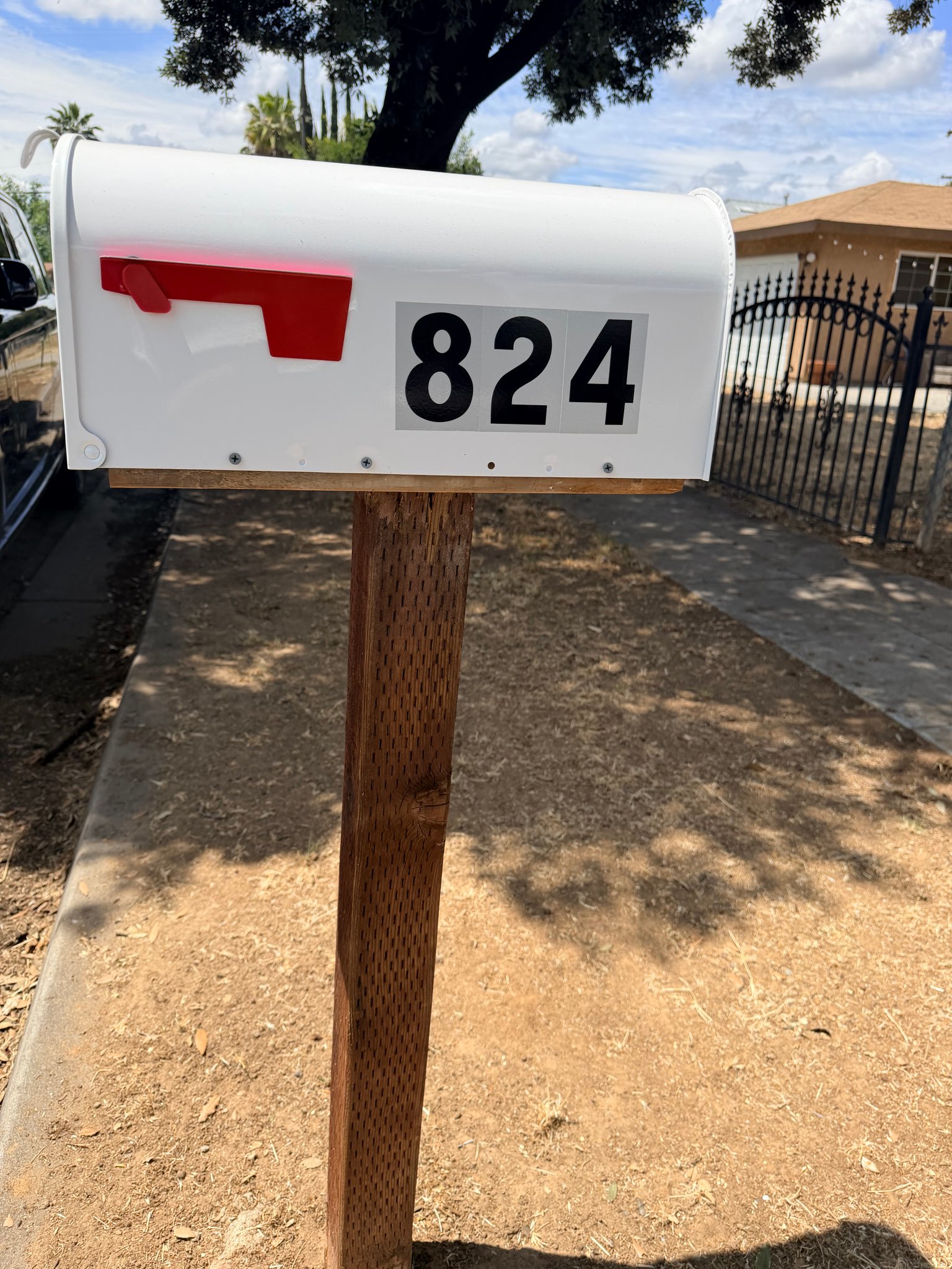 Fresno House: 824 W Valencia Ave