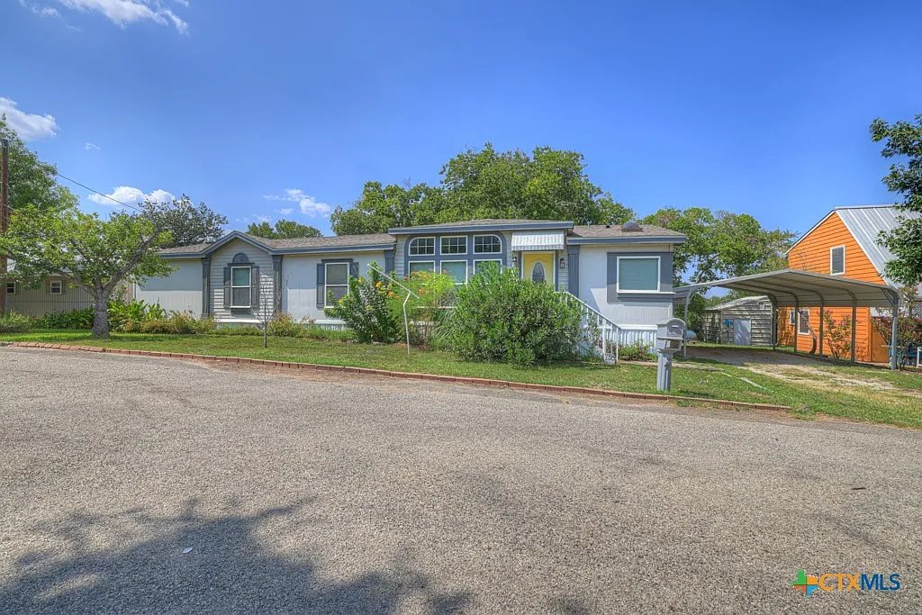 New Braunfels House: 238 Global Dr
