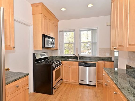 Cedar Grove House: 32 Harper Ter