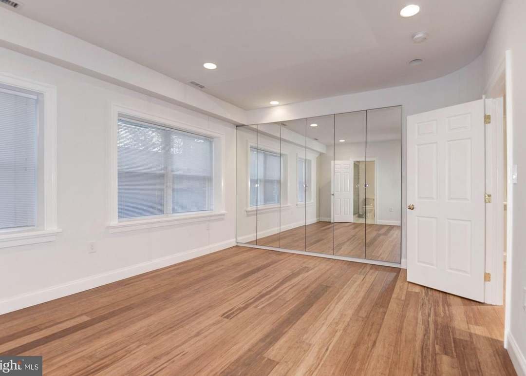 Washington House: 4600 Kenmore Dr Nw