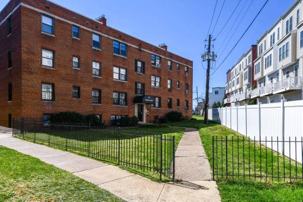 Washington Townhome: 613 Hamlin Street N.E.
