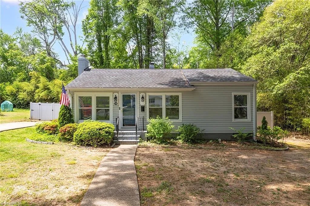 Greensboro House: 2109 Cleburne St