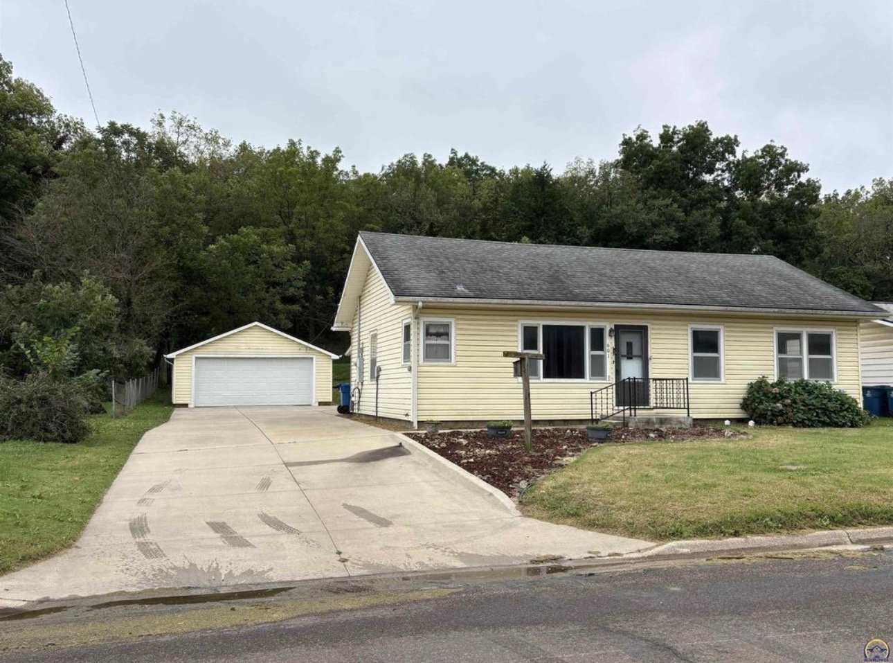 Madison House: 601 W Madison St