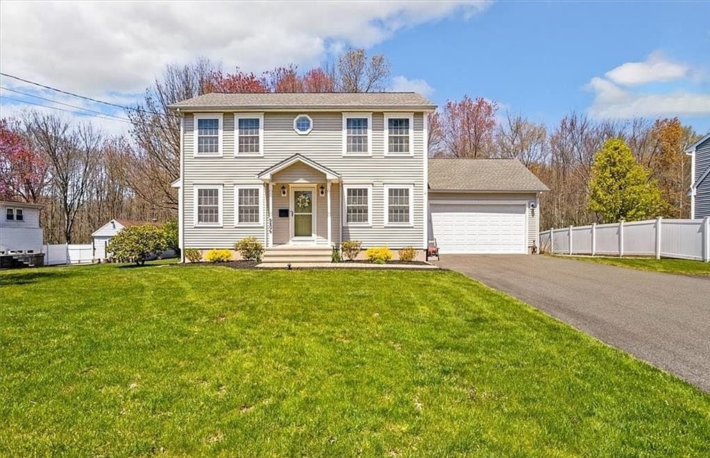 Middletown House: 286 Mile Ln