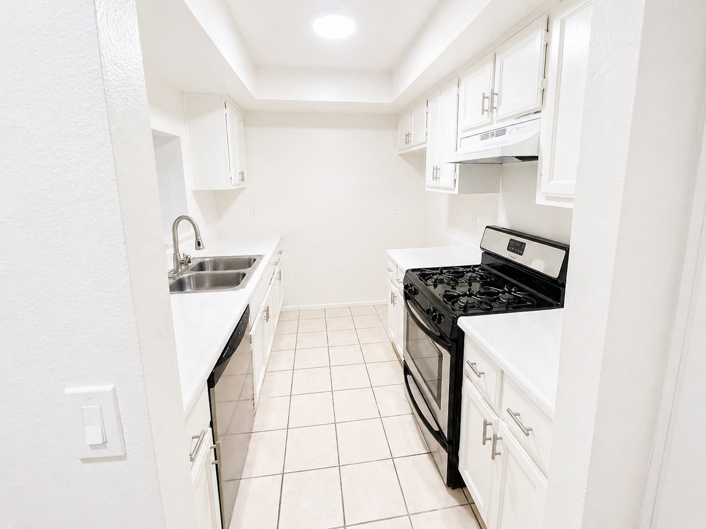 Sherman Oaks Apartment: 15020 Burbank Blvd