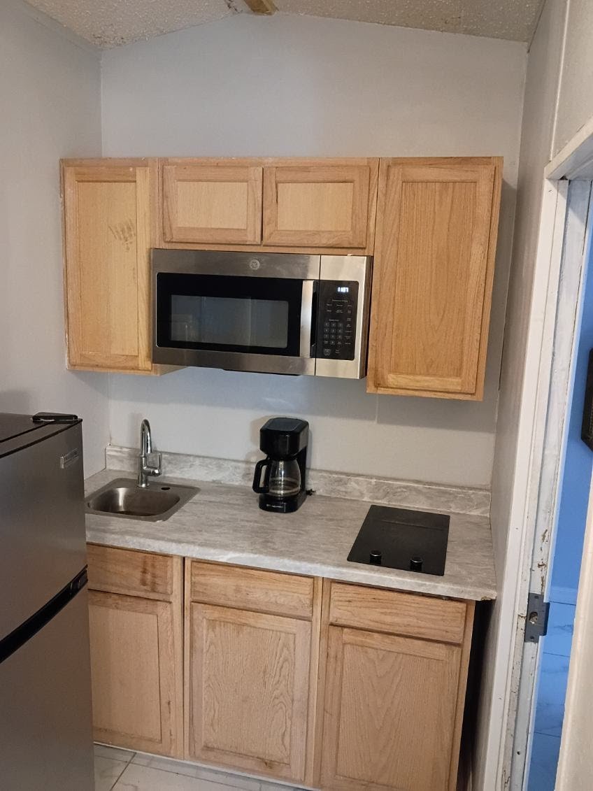 Brooksville House: 18095 Spangler Ave