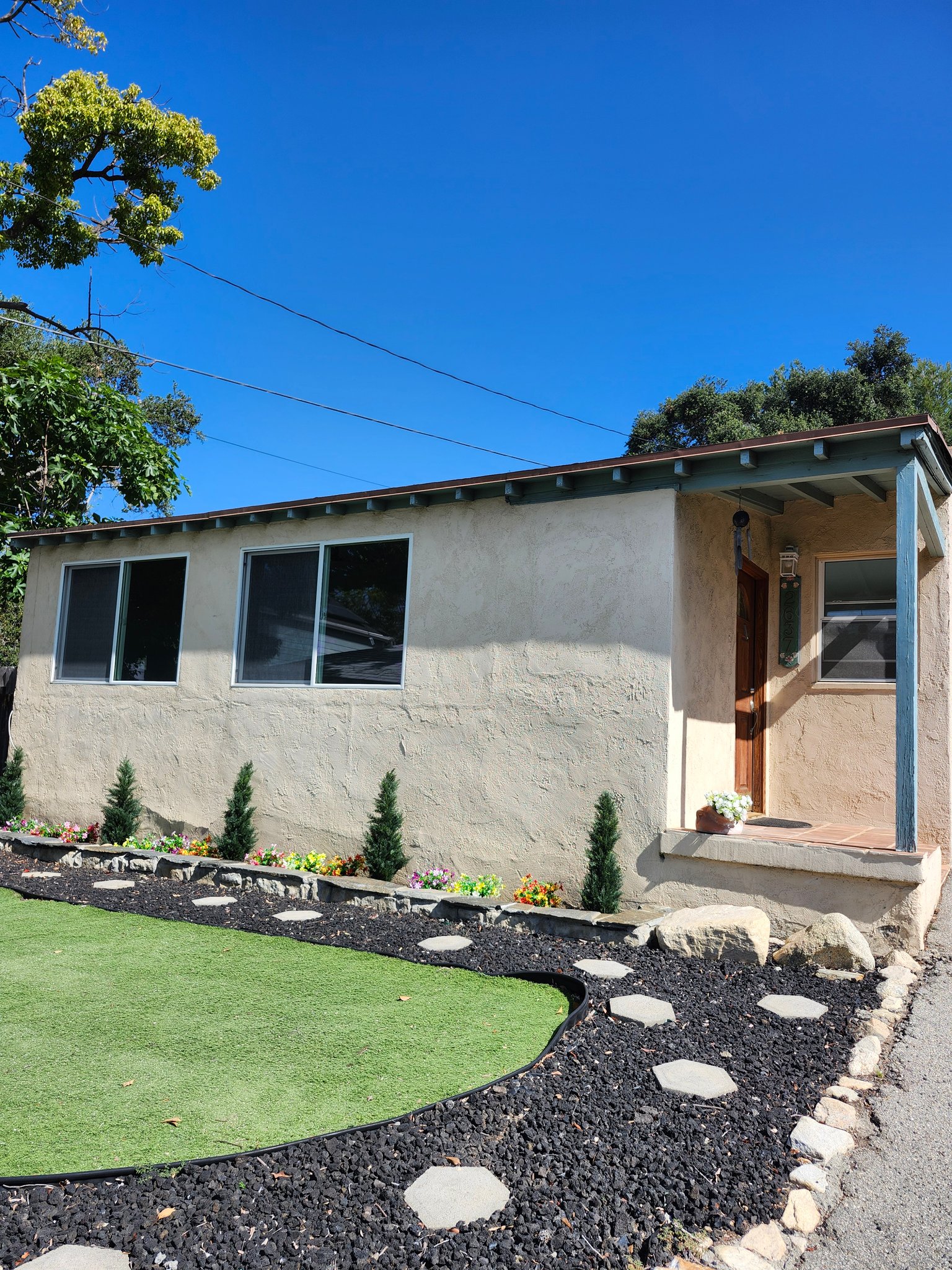 La Crescenta House: 2637 Altura