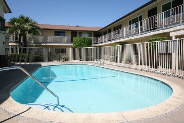 Long Beach Condo: 2890 e Artesia Blvd