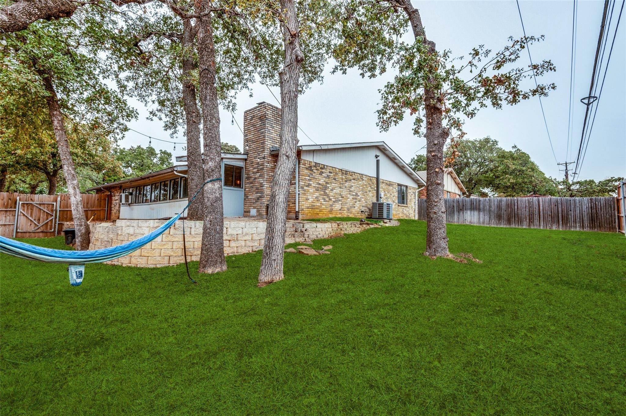 Bedford House: 2201 Cottonwood Ln.