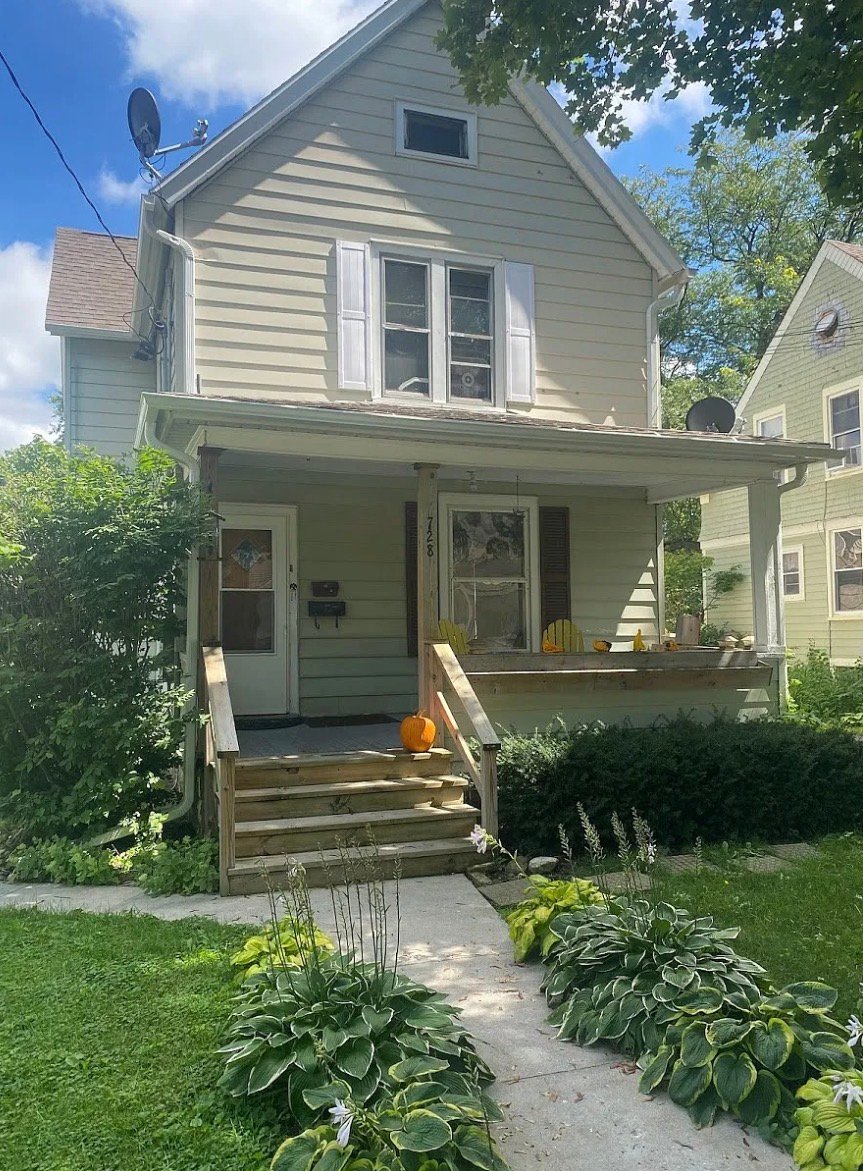 Woodstock Apartment: 728 N Madison St