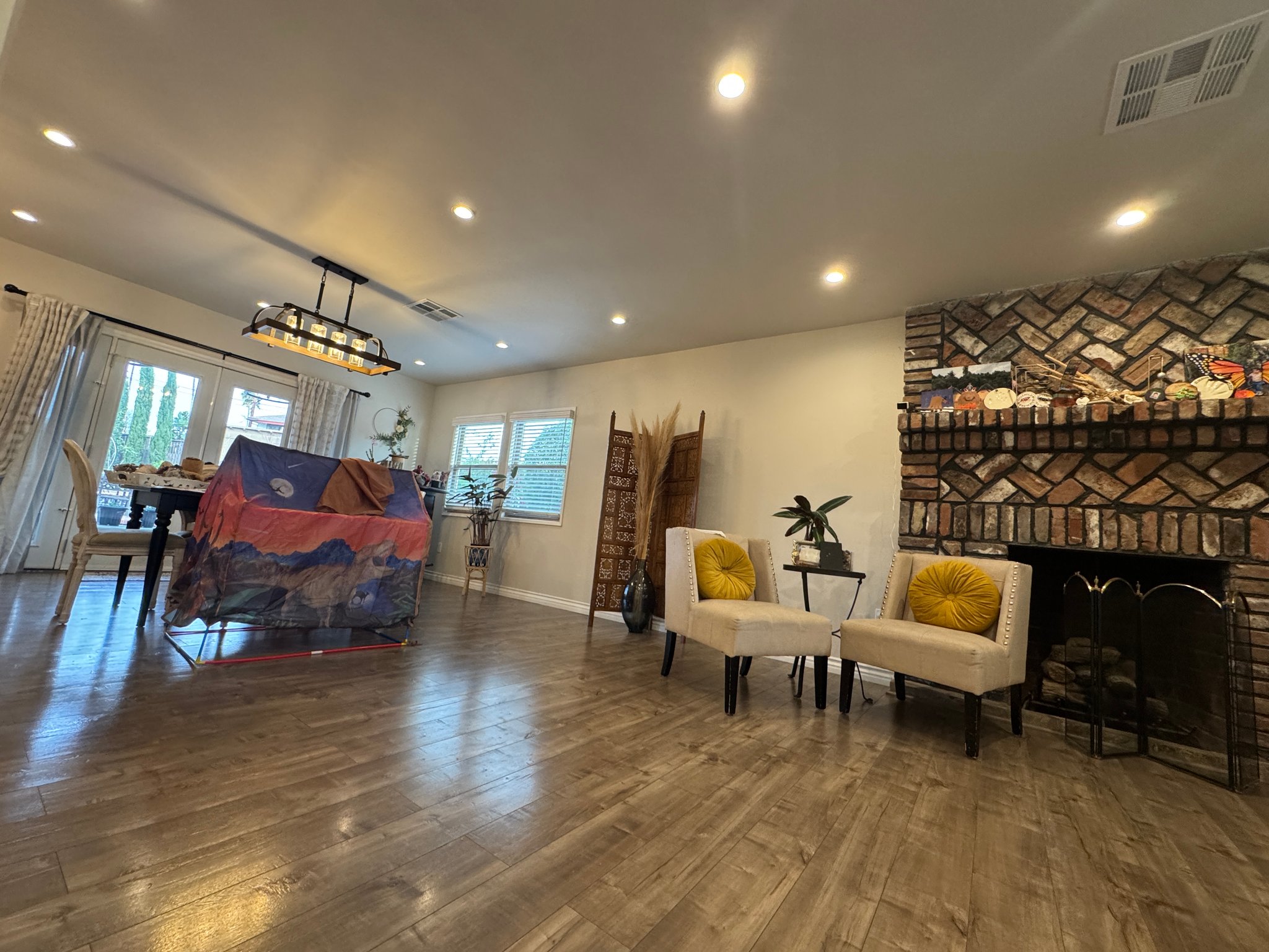 Granada Hills House: 11235 Densmore Ave