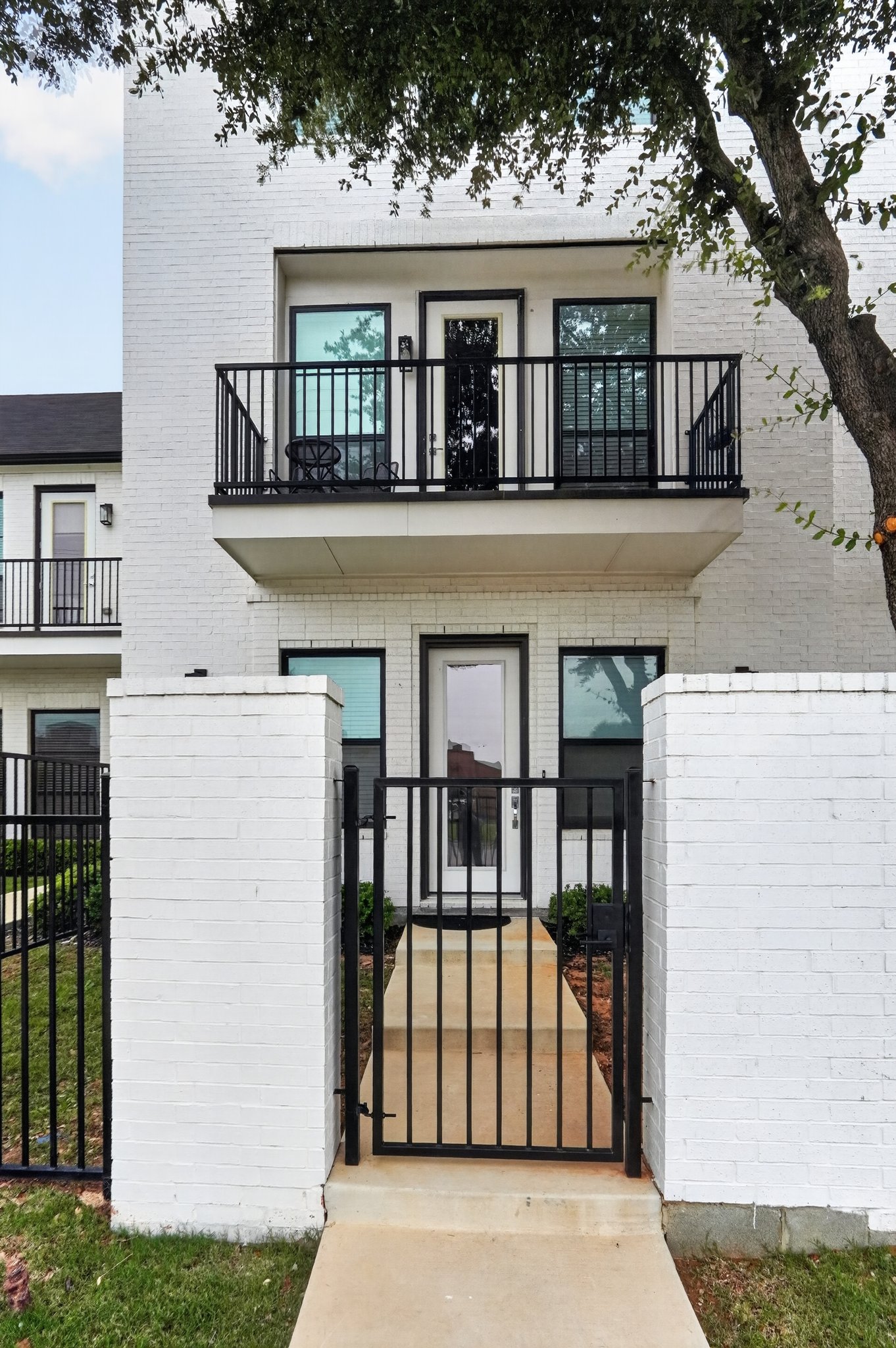 Arlington Townhome: 703 W Abram st