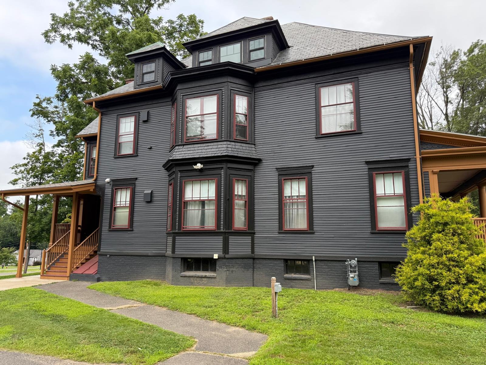 South Hadley Apartment: 79 College St