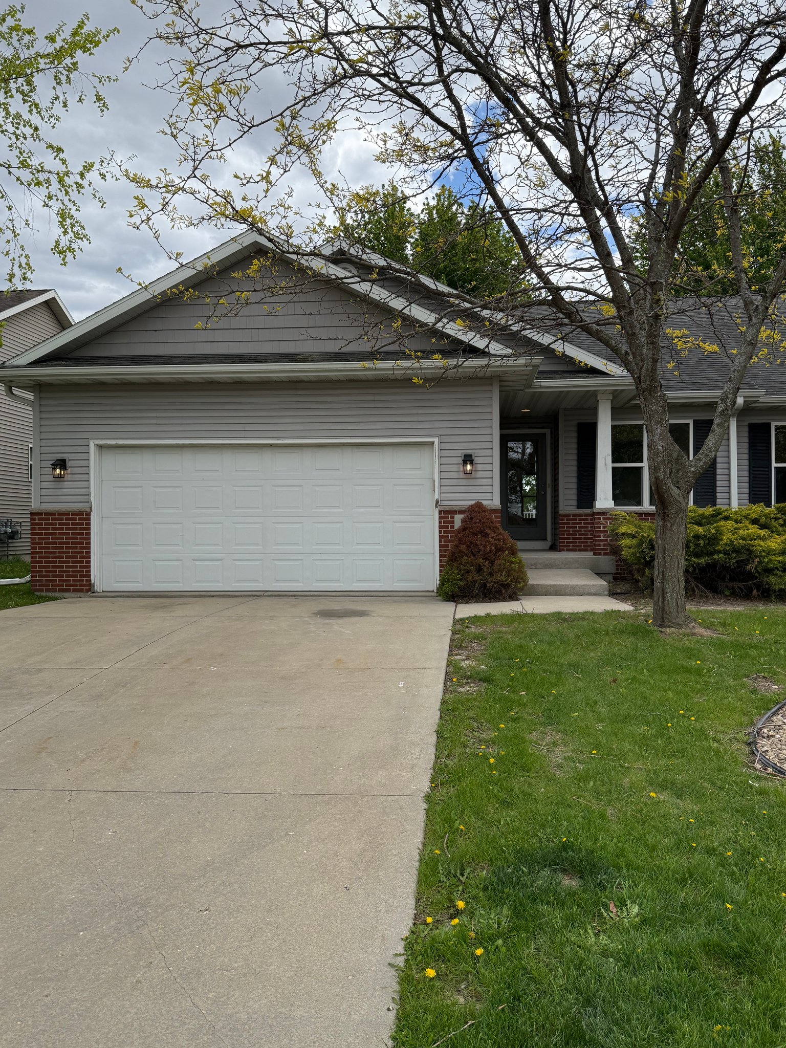 Cottage Grove Townhome: 103 E School Rd