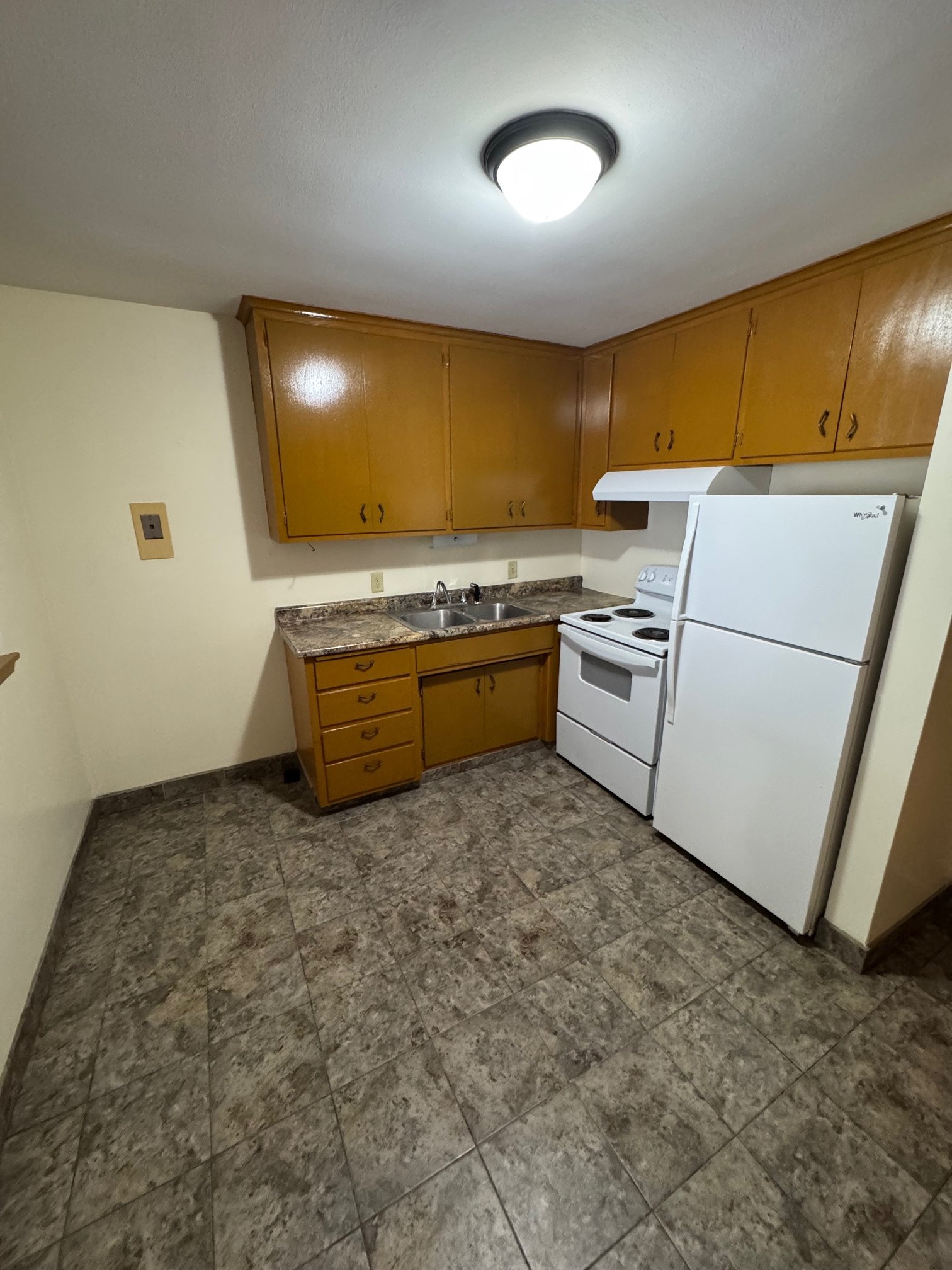 St. Paul Apartment: 556 jenks ave e