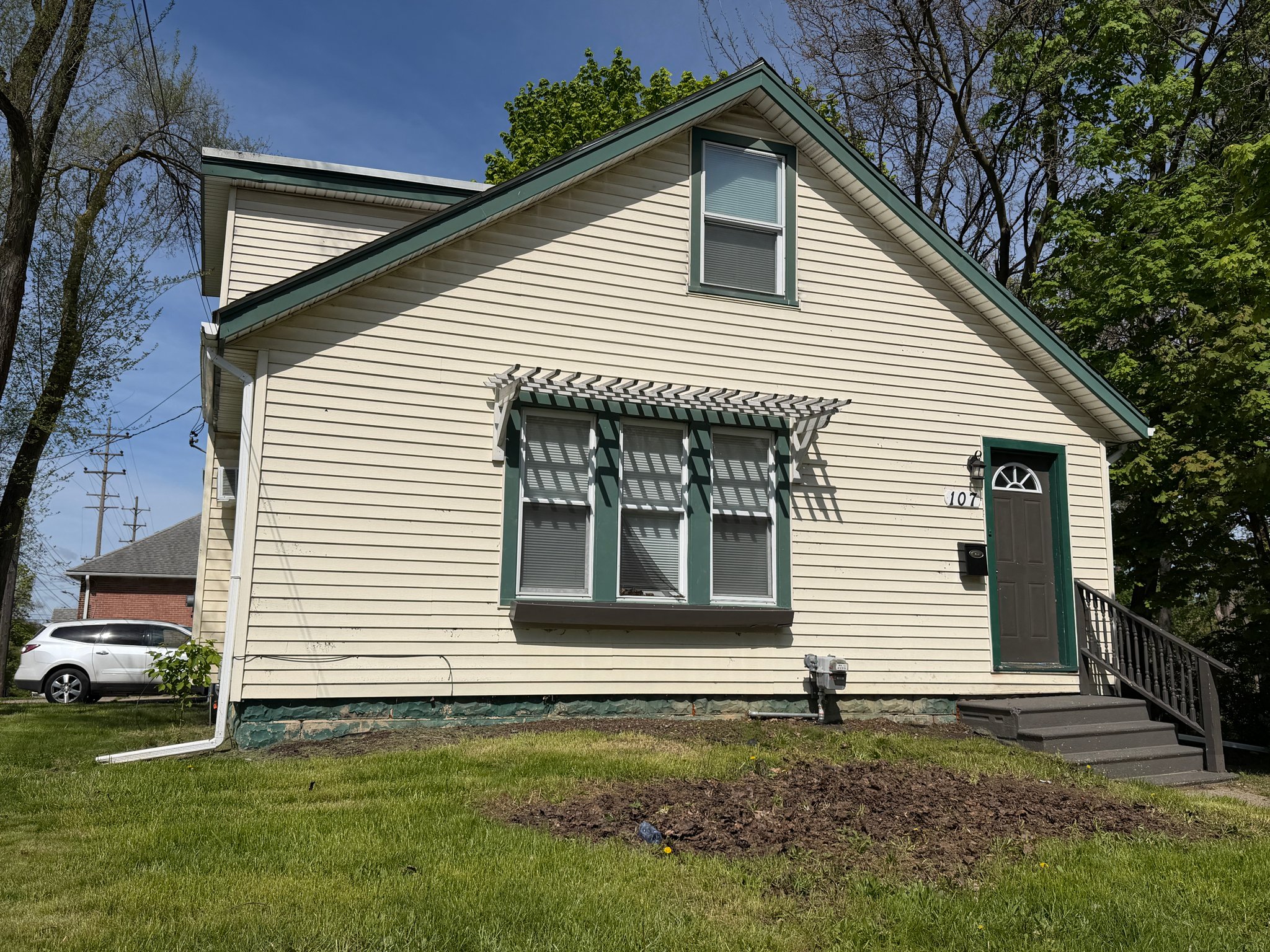 Pontiac House: 107 N Sanford Street