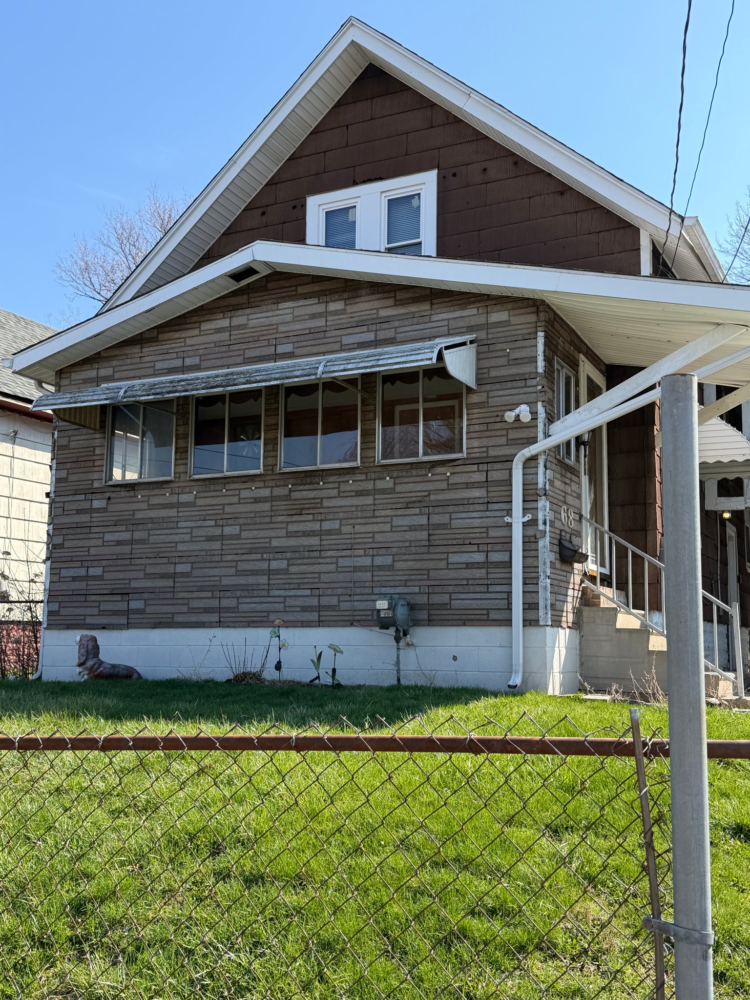 Pontiac House: 68 N Shirley