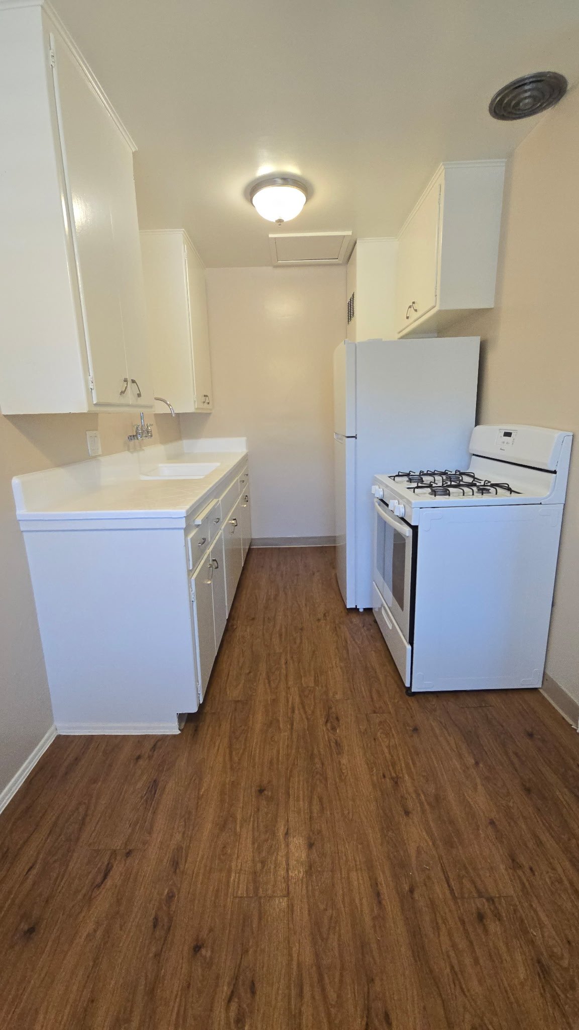 Pasadena Apartment: 31 Eloise Ave