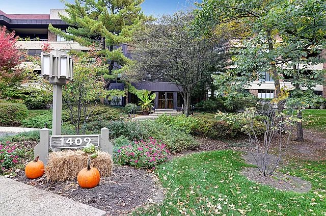 Hinsdale Condo: 1409 Burr Oak Rd