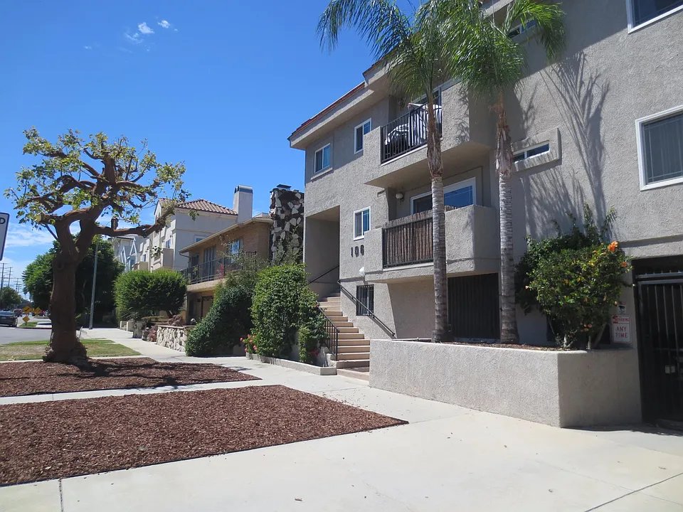 North Hollywood Apartment: 10611 Moorpark Street #202