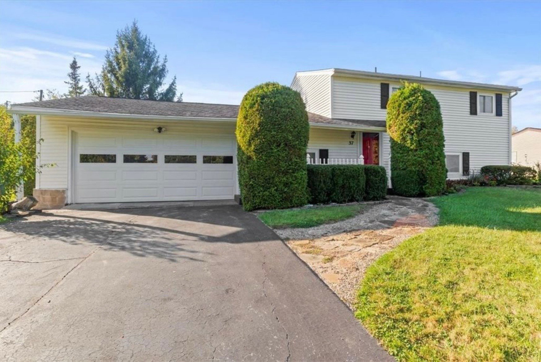 Rochester House: 37 Armbruster Rd