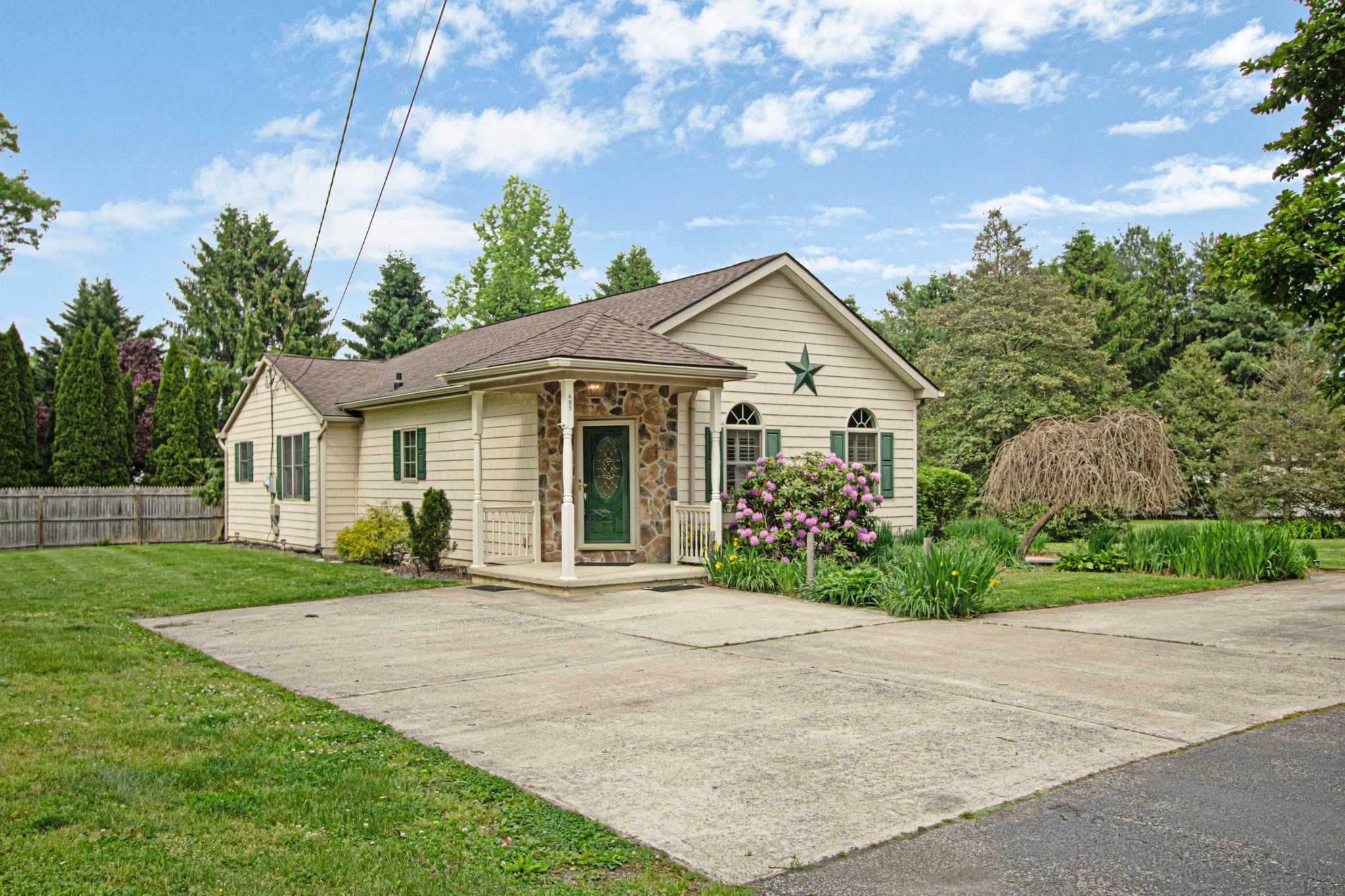 Williamstown House: 605 Hidden Ln