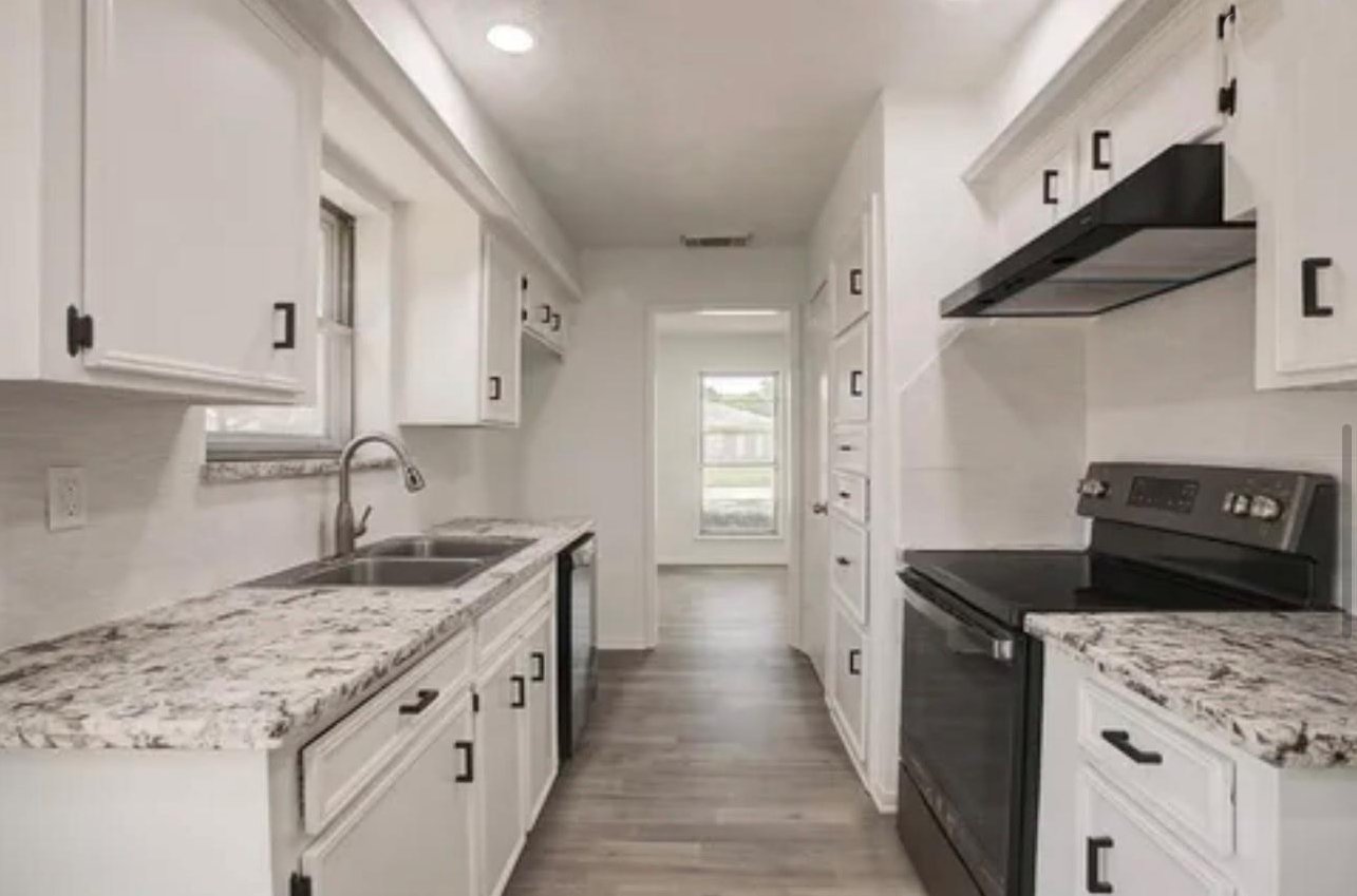 Houston House: 9815 sagemoss ln